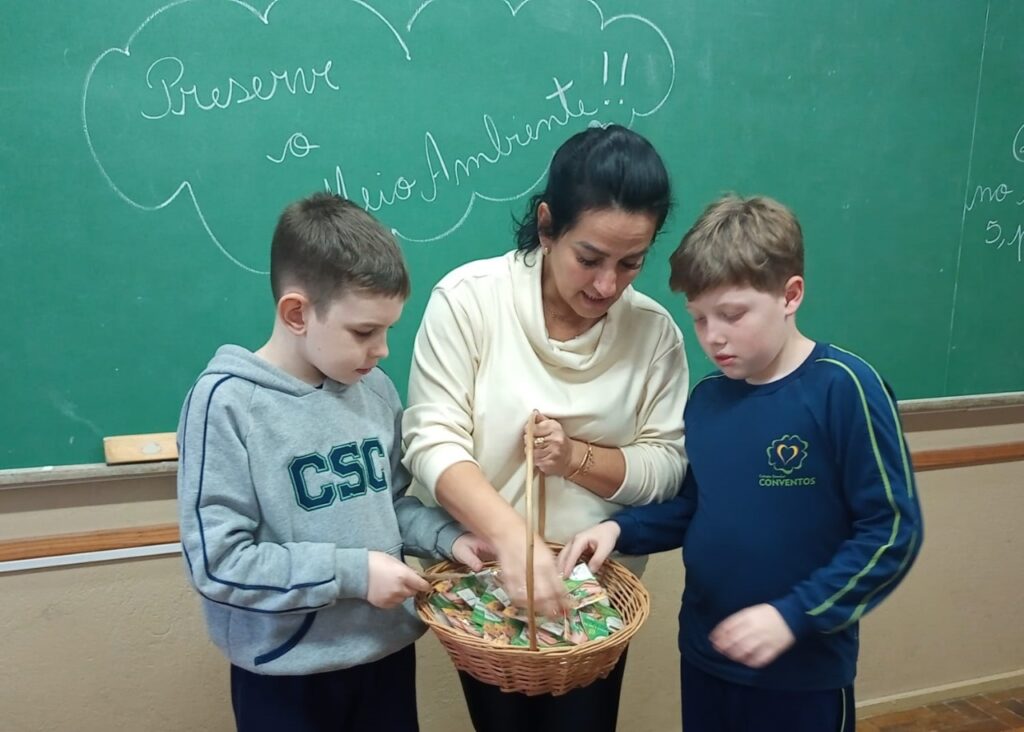 CSC distribui sementes de girassol para alunos no Dia do Meio Ambiente